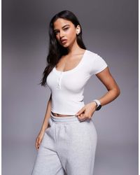 4505 - Camiseta Corta Blanca Con Diseño Encogido Y Cuello Panadero De Modal Acanalado Rest Day De - Lyst