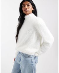 ASOS - Pull oversize duveteux à col montant et manches évasées - crème - Lyst