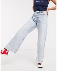 Monki – Yoko – Jeans mit weitem Bein, kurzem Schnitt und unverarbeitetem Saum in Hellblau - Mehrfarbig
