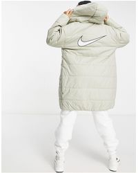 Nike Cappotto imbottito lungo grigio pietra con logo sul retro - Multicolore