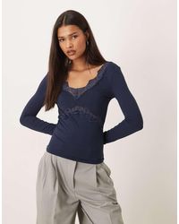 Gina Tricot - Slim-Fit Top Met V-Hals, Lange Mouwen En Kanten Details - Lyst
