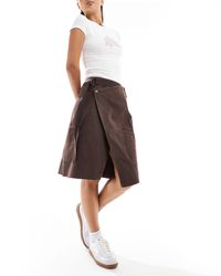 ASOS - Falda marrón por la rodilla cruzada con bolsillos - Lyst