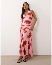 Forever New - Robe longue en tulle à imprimé fleuri avec taille basse froncée et dos nu - rouge et - Lyst