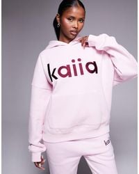 Kaiia - Sweat à capuche d'ensemble oversize en coton majoritaire à broderie logo - pastel/bordeaux - Lyst