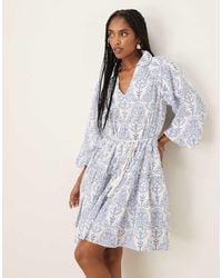 Y.A.S - Vestido Corto Azul Y Blanco De Estilo Boho Con Estampado De Mosaico, Lazada En La Cintura Y Mangas Abullonadas De - Lyst