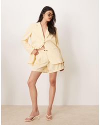 Vila - Pantalones Cortos De Sastre Amarillo Pálido De Talle Alto Mix & Match De (Parte De Un Conjunto) - Lyst