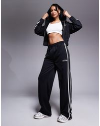 Kaiia - Joggers Negros De Pernera Ancha Con Raya En El Lateral Y Logo De Studio (Parte De Un Conjunto) - Lyst