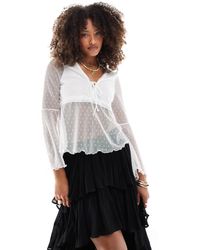 Miss Selfridge - Top en dentelle à manches longues évasées et ourlet à basque - ivoire - Lyst