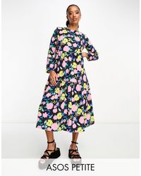 ASOS - Asos design petite - robe babydoll mi-longue à manches longues avec volants étagés et grand imprimé à fleurs - noir - Lyst