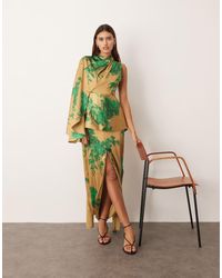 ARRANGE - Vestito Midi Asimmetrico Con Manica A Mantella, Pannello Drappeggiato E Stampa A Fiori - Lyst