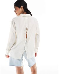 Bershka - Chemise oversize effet froissé avec liens noués au dos - écru - Lyst