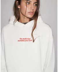Pull&Bear - Witte Sweatshirt Met Capuchon En Tekst - Lyst