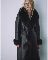 Stradivarius - Manteau long avec détails en fausse fourrure - Lyst