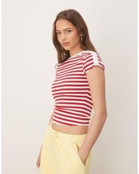ASOS - T-shirt effet rétréci à rayures avec détail boutonné - rouge et crème - Lyst