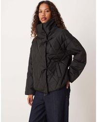 Vila - Chaqueta Negra Guateada Con Detalle De Lazadas Y Cuello Alto De -Negro - Lyst