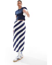 ASOS - Asos design tall - jupe mi-longue satinée coupée en biais à rayures - bleu marine - Lyst