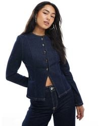 ASOS - Chaqueta Vaquera Sin Solapas Con Lavado Enjuagado, Cintura Ceñida Y Hombreras De -Azul Marino - Lyst