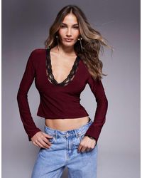 ASOS - Top Escotado Y Ceñido Con Cuello De Pico, Mangas Acampanadas Y Ribete En Contraste De Encaje De -Rojo - Lyst