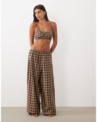 ASOS - Ensemble pyjama tissé à carreaux avec haut court et pantalon large, finition dentelle, - Lyst