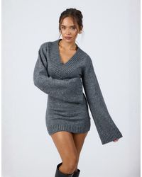 Aria Cove - Robe pull courte en maille à col v et manches larges - anthracite - Lyst