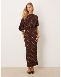 Never Fully Dressed - Vestido Largo Marrón Chocolate Plisado Con Estampado De Lunares Y Hombro Caído Tilly De - Lyst