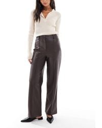 New Look - Pantalon large en similicuir - marron foncé - Lyst