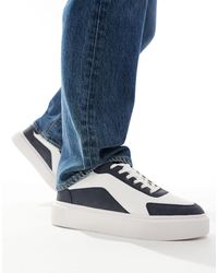 ASOS - Sneakers bianche con suola spessa e dettagli blu - Lyst