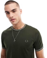Fred Perry - T-Shirt Kaki Con Doppie Righe A Contrasto Sui Bordi - Lyst