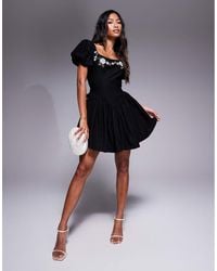 Love Triangle - Geborduurde Mini-Jurk Met Pofmouwen En Open Achterkant - Lyst