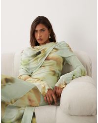 ASOS - – netzstoff-maxikleid mit verschwommenem grünem blumenmuster und drapiertem ausschnitt mit overlay - Lyst
