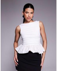 ASOS - Top asymétrique avec ourlet à basque en tissu contrastant - ivoire - Lyst
