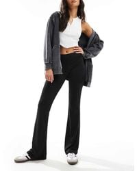 Pull&Bear - Pantaloni A Zampa Modellanti Neri - Lyst