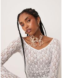 ASOS - – choker-halskette mit kunstperlenblüten-verzierung - Lyst