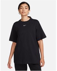 Nike - T-shirt boyfriend nera con logo piccolo - Lyst