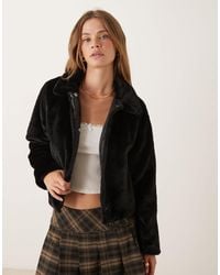 Jdy - Cropped Collared Faux Fur Jacket - Lyst
