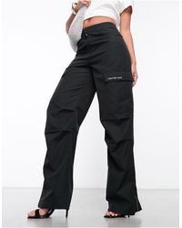 Calvin Klein - Pantaloni cargo ampi neri con zip - Lyst