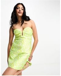 Miss Selfridge - Vestido para eventos especiales corto verde escotado con estampado - Lyst