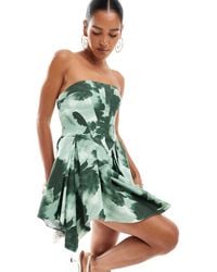 ASOS - – strukturiertes, trägerloses minikleid mit grünem blumenmuster und weitem rock - Lyst
