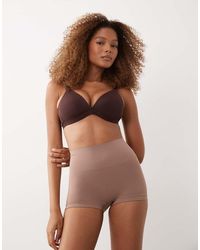 Spanx - Pantalones Cortos Moldeadores Beis Shape Extraordinary De -Beis Neutro - Lyst