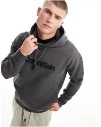 Calvin Klein - Sudadera gris oscuro con capucha y logo bordado en relieve - Lyst