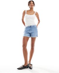 ONLY - Pantalones Cortos Vaqueros Elásticos Con Lavado Azul Claro Y Bajos Vueltos De - Lyst