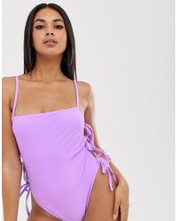 ASOS Maillot 1 pièce côtelé texturé noué sur les côtés avec encolure carrée - Lilas - Violet