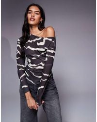 ASOS - Asymmetrische Getailleerde Top Van Licht Mesh Met Blote Schouder En Dierenprint - Lyst