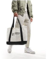 New Balance - Bolso tote gris carbón con logo lineal - Lyst
