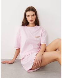 ASOS - Pyjamaset Van T-Shirt Met Korte Mouwen En Geborduurde Siësta-Slogan En Short Met Geschulpte Rand - Lyst