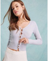 Miss Selfridge - Zacht Gebreide Geribbelde Top Met V-Hals, Lange Mouwen En Parelknoopjes - Lyst