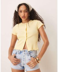 Vila - T-Shirt A Maniche Corte Color Banana Pallido Con Bottoni A Pressione Sul Davanti E Bordi Smerlati - Lyst