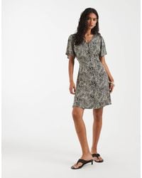 ONLY - – minikleid mit leopardenmuster, v-ausschnitt und taillenschnürung - Lyst