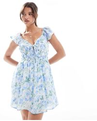 Hollister - Vestido Corto De Corte Skater Y Manga Corta Con Estampado Floral Y Detalle Fruncido En La Cintura De -Rojo - Lyst