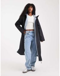 ASOS - Cappotto Impermeabile Nero E Blu Taglio Lungo Foderato - Lyst